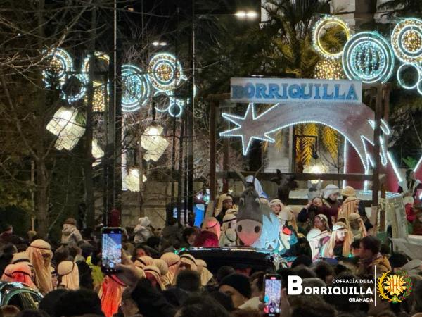 Cofradía Borriquilla Granada: SONRISAS, ILUSIÓN, ESPERANZA Y MUCHA ALEGRIA REPARTIMOS EN LA CARROZA DE LA BORRIQUILLA