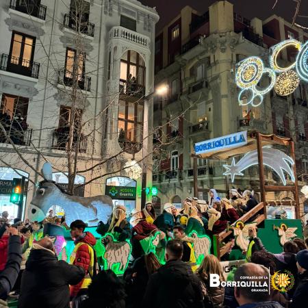 Cofradía Borriquilla Granada: SONRISAS, ILUSIÓN, ESPERANZA Y MUCHA ALEGRIA REPARTIMOS EN LA CARROZA DE LA BORRIQUILLA