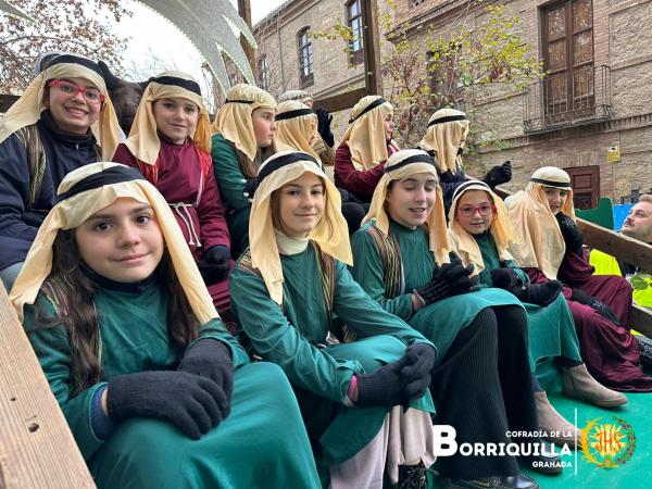 Cofradía Borriquilla Granada: SONRISAS, ILUSIÓN, ESPERANZA Y MUCHA ALEGRIA REPARTIMOS EN LA CARROZA DE LA BORRIQUILLA