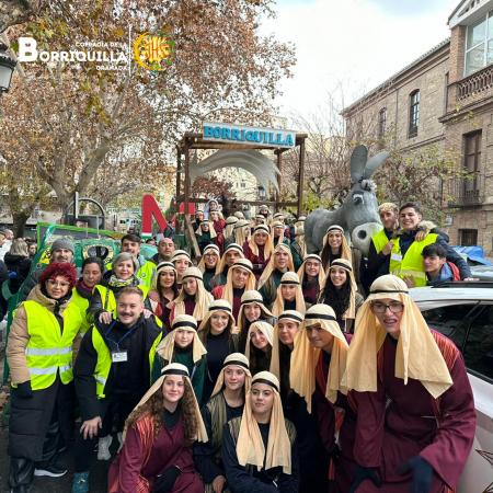 Cofradía Borriquilla Granada: SONRISAS, ILUSIÓN, ESPERANZA Y MUCHA ALEGRIA REPARTIMOS EN LA CARROZA DE LA BORRIQUILLA