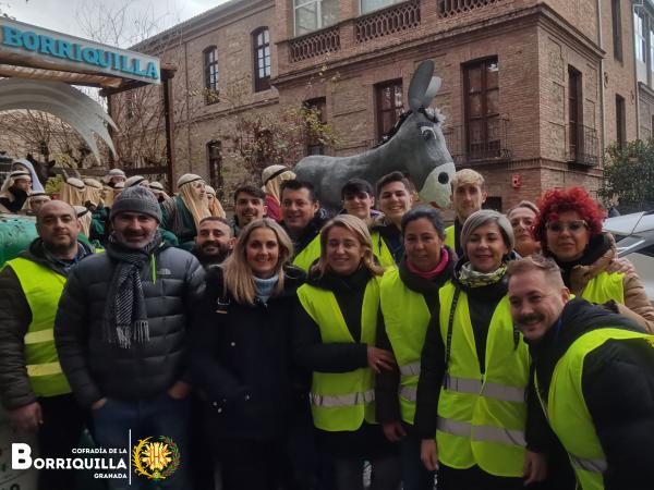 Cofradía Borriquilla Granada: SONRISAS, ILUSIÓN, ESPERANZA Y MUCHA ALEGRIA REPARTIMOS EN LA CARROZA DE LA BORRIQUILLA