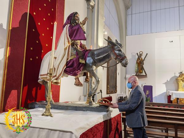 Cofradía Borriquilla Granada: PRESENTACIÓN Y BENDICIÓN DE LAS RIENDAS BORDADAS DONADAS POR UN GRUPO DE HERMANOS