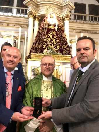 Cofradía Borriquilla Granada: ENTREGA DE UN BROCHE DE RAMA DE OLIVO A NUESTRA SRA. DE LA ESPERANZA POR SU PRÓXIMA CORONACIÓN 