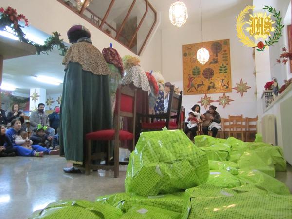 Cofradía Borriquilla Granada: LOS REYES MAGOS REPARTIERON ILUSIÓN. AÑO 2016