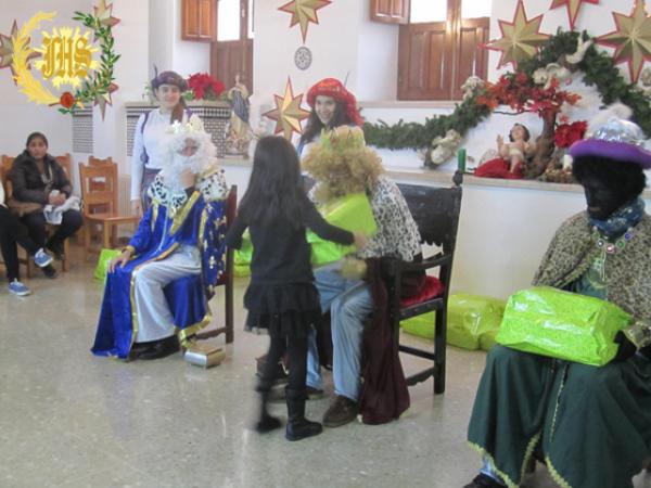 Cofradía Borriquilla Granada: LOS REYES MAGOS REPARTIERON ILUSIÓN. AÑO 2016