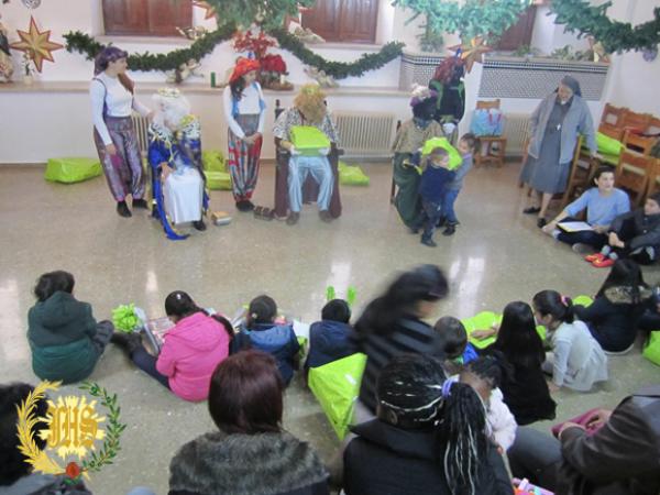 Cofradía Borriquilla Granada: LOS REYES MAGOS REPARTIERON ILUSIÓN. AÑO 2016