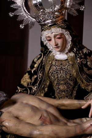 Cofradía Borriquilla Granada: VESTIMENTA DE NUESTRA SEÑORA DE LAS ANGUSTIAS DE SAN ANDRÉS PARA EL TRASLADO A LA SAI CATEDRAL DE GRANADA