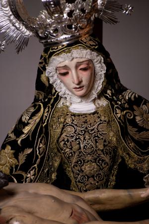 Cofradía Borriquilla Granada: VESTIMENTA DE NUESTRA SEÑORA DE LAS ANGUSTIAS DE SAN ANDRÉS PARA EL TRASLADO A LA SAI CATEDRAL DE GRANADA