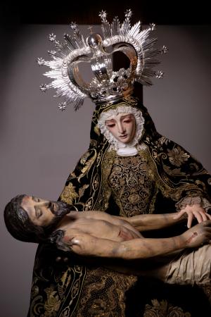 Cofradía Borriquilla Granada: VESTIMENTA DE NUESTRA SEÑORA DE LAS ANGUSTIAS DE SAN ANDRÉS PARA EL TRASLADO A LA SAI CATEDRAL DE GRANADA
