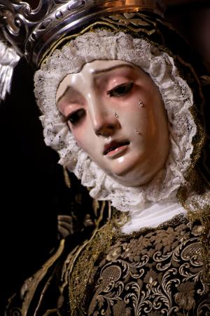 Cofradía Borriquilla Granada: VESTIMENTA DE NUESTRA SEÑORA DE LAS ANGUSTIAS DE SAN ANDRÉS PARA EL TRASLADO A LA SAI CATEDRAL DE GRANADA