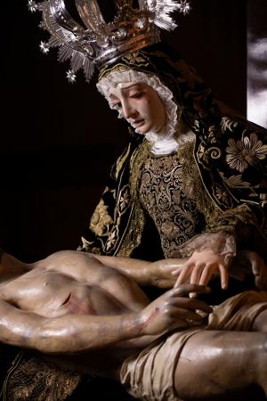 Cofradía Borriquilla Granada: VESTIMENTA DE NUESTRA SEÑORA DE LAS ANGUSTIAS DE SAN ANDRÉS PARA EL TRASLADO A LA SAI CATEDRAL DE GRANADA