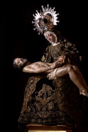 Cofradía Borriquilla Granada: VESTIMENTA DE NUESTRA SEÑORA DE LAS ANGUSTIAS DE SAN ANDRÉS PARA EL TRASLADO A LA SAI CATEDRAL DE GRANADA