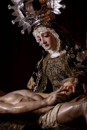 Cofradía Borriquilla Granada: VESTIMENTA DE NUESTRA SEÑORA DE LAS ANGUSTIAS DE SAN ANDRÉS PARA EL TRASLADO A LA SAI CATEDRAL DE GRANADA