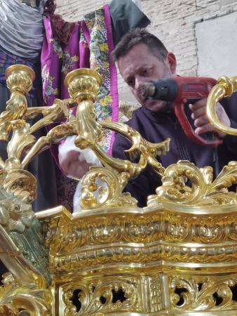 Cofradía Borriquilla Granada: NUEVOS TRABAJOS DE MANTENIMIENTO DEL DORADO DEL PASO DE MISTERIO