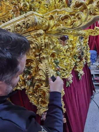 Cofradía Borriquilla Granada: NUEVOS TRABAJOS DE MANTENIMIENTO DEL DORADO DEL PASO DE MISTERIO