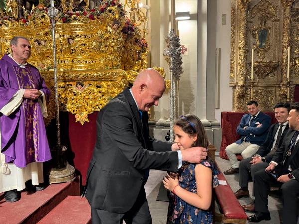 Cofradía Borriquilla Granada: 60 NUEVOS HERMANOS SE IMPUSIERON LA MEDA - 2024-
