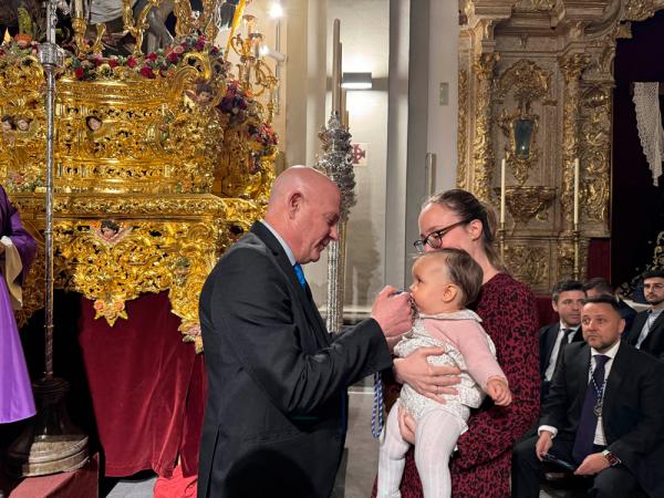 Cofradía Borriquilla Granada: 60 NUEVOS HERMANOS SE IMPUSIERON LA MEDA - 2024-