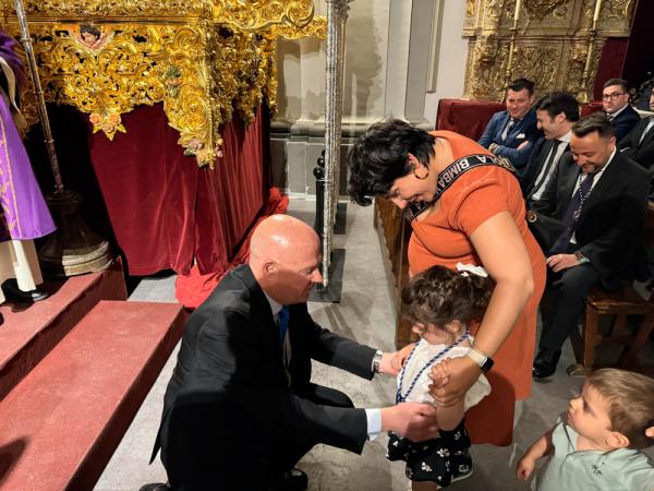 Cofradía Borriquilla Granada: 60 NUEVOS HERMANOS SE IMPUSIERON LA MEDA - 2024-