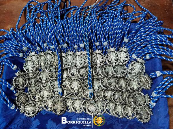 Cofradía Borriquilla Granada: 60 NUEVOS HERMANOS SE IMPUSIERON LA MEDA - 2024-