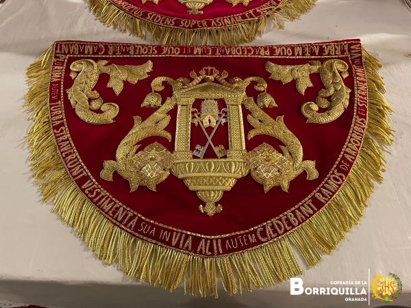 Cofradía Borriquilla Granada: PRESENTADAS Y BENDECIDAS LAS NUEVAS BOCINAS Y PAÑOS