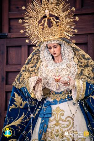 Cofradía Borriquilla Granada: VESTIMENTA DE NTRA. SRA. DE LA PAZ PARA EL VIA LUCIS DE LA JUVENTUD