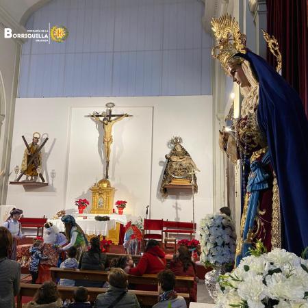 Cofradía Borriquilla Granada: El REY MELCHOR REPARTIÓ ILUSIÓN EN LA CALLE ELVIRA CON LA COFRADÍA DE LA BORRIQUILLA
